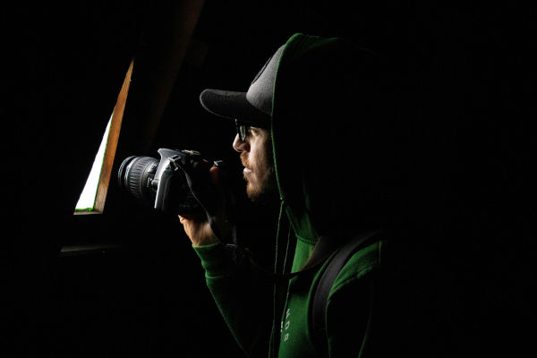 Detektiv fotografiert aus seinem Versteck